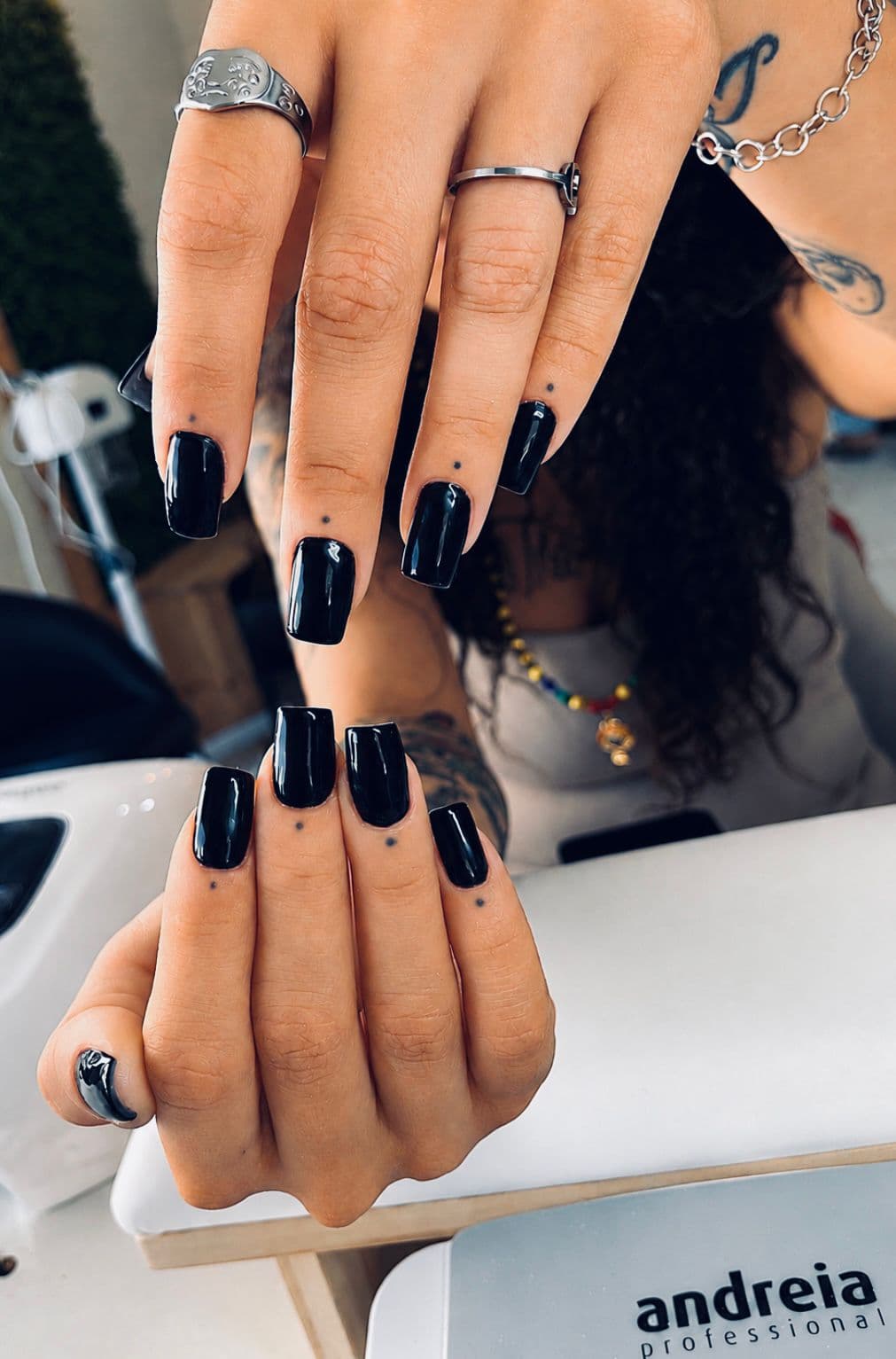 Unhas em gel preto com nail art de pontos delicados